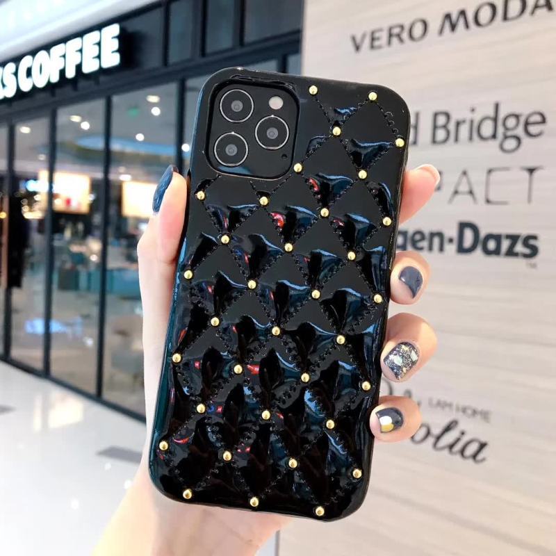 iPhoneケース キルティング・スタッズ 付き デザイン 可愛い
